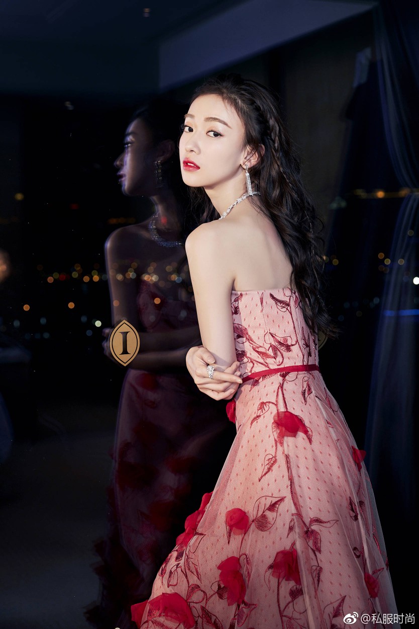 吴谨言身穿marchesa notte长裙出席东方卫视跨年盛典,精致优雅,如梦如