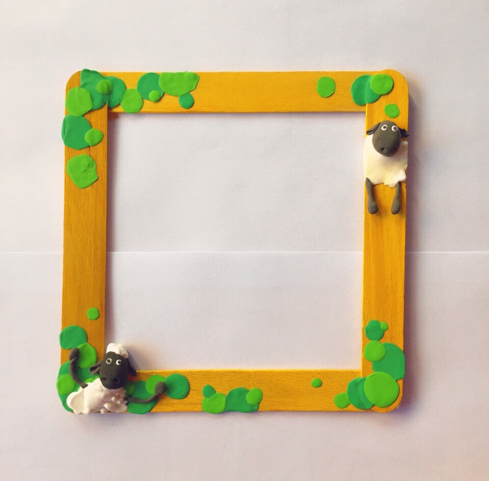 墙上需要相框 用冰棍棍和黏土捏一捏