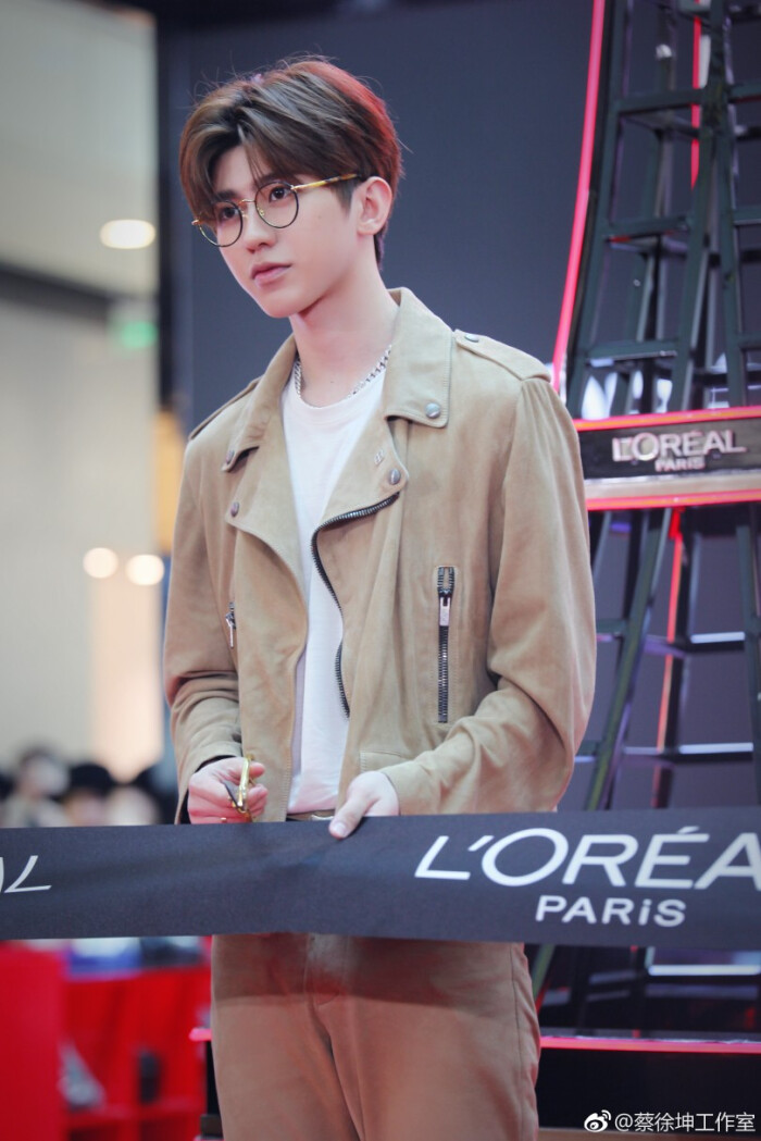 cr:蔡徐坤工作室