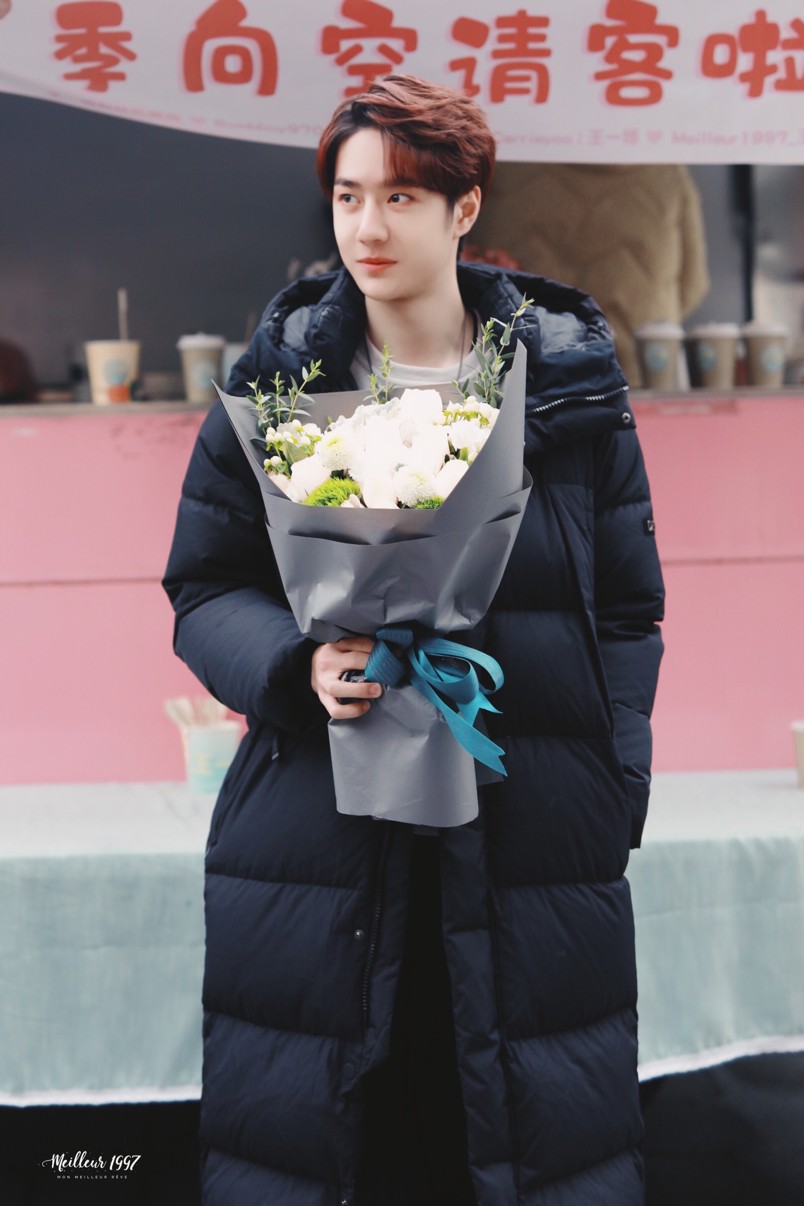 190105 陪你到世界之巅探班 @uniq-王一博 cr:logo