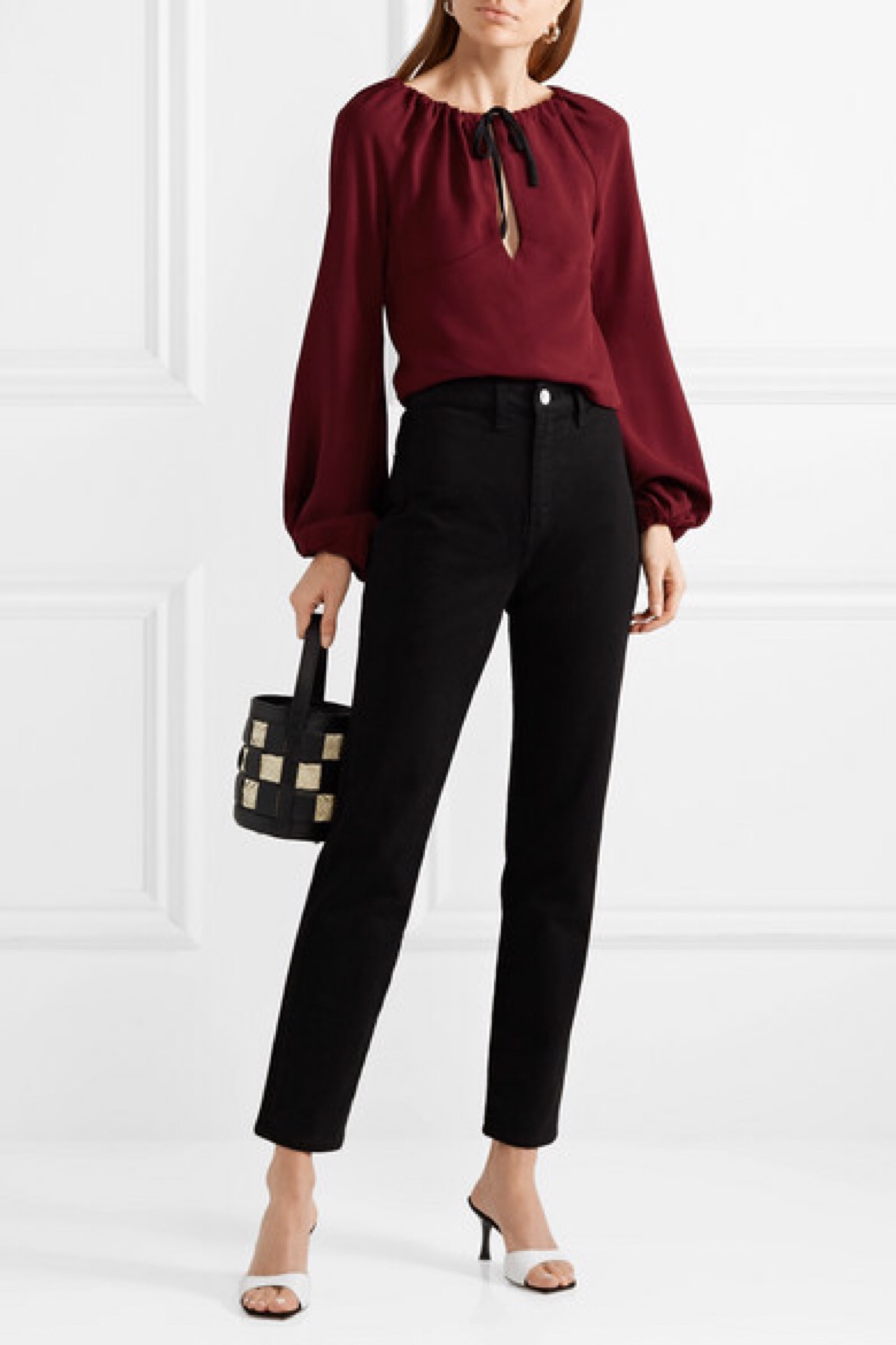 略显宽松的衣身上带有飘逸的灯笼袖,正面的深 v