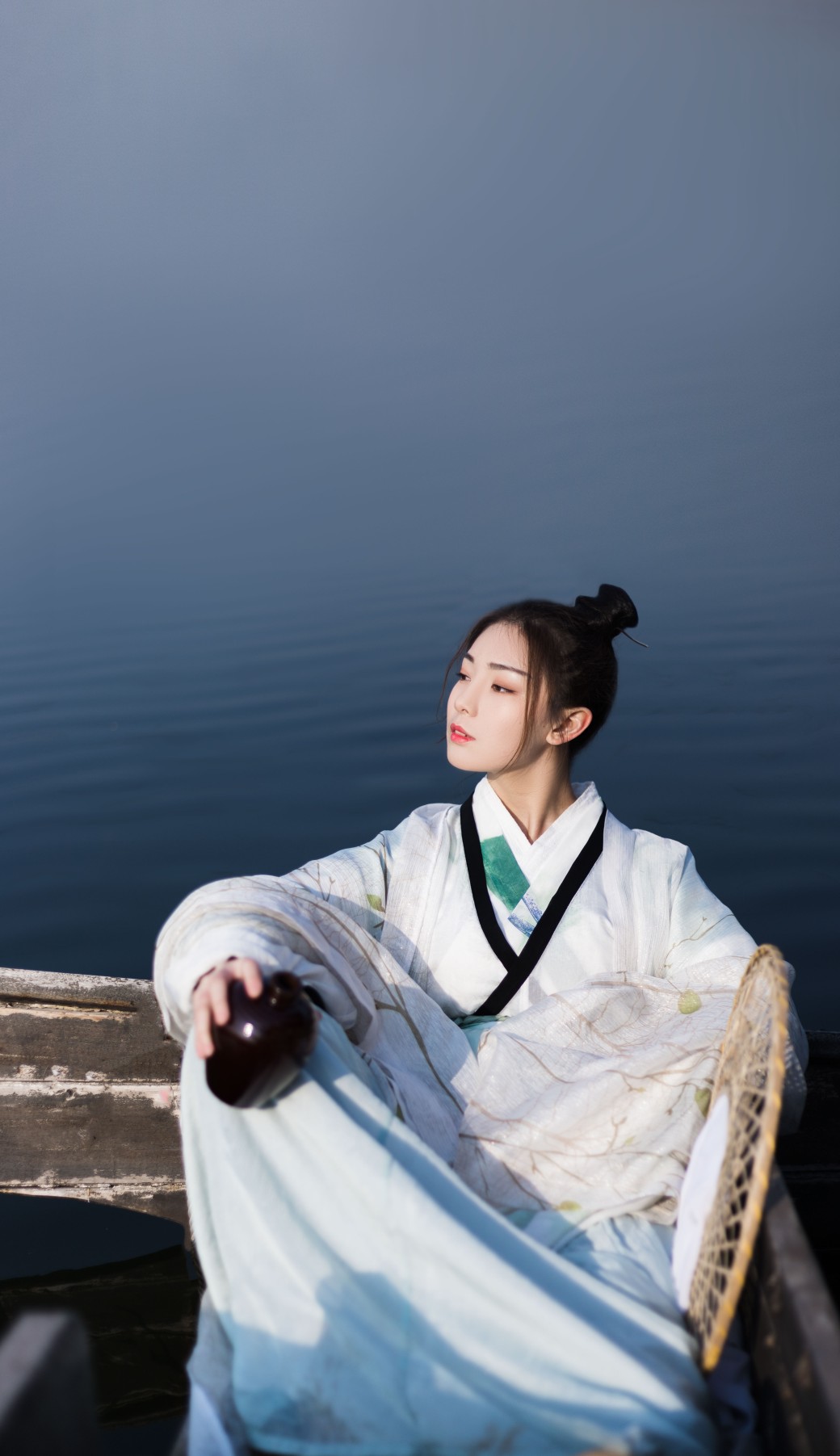 《剑仙》"一剑一壶逍遥酒,酩酊醉梦解千愁.
