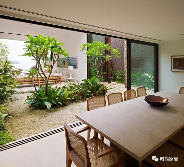 这样的天井真是极美的.