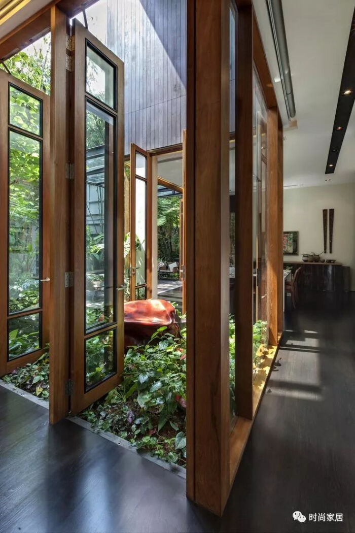 天井贯穿整个居室,让视野通透,把户外的阳光草木等自然元素引入室内