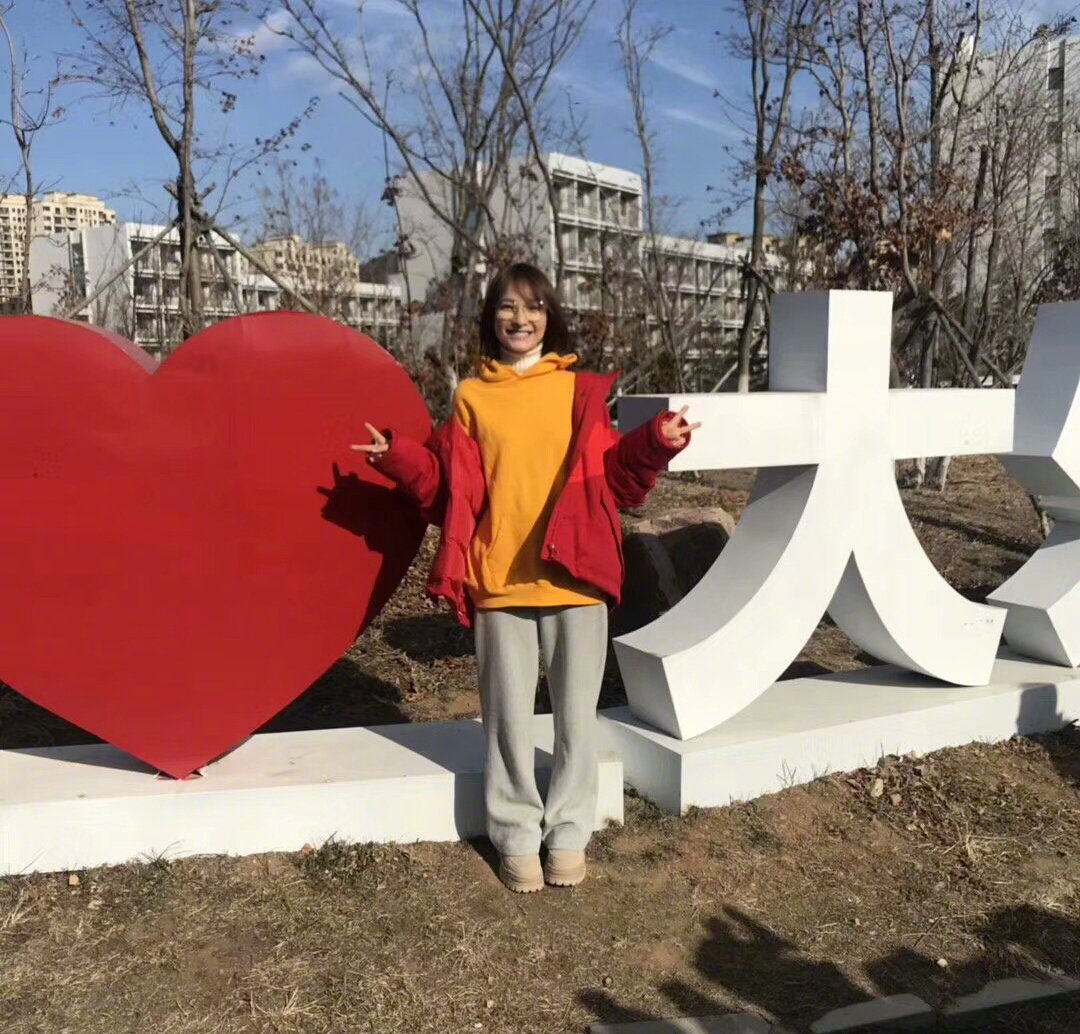 吴昕回母校大连外国语大学录制#我家那闺女 节目,素颜美的一批啊对门