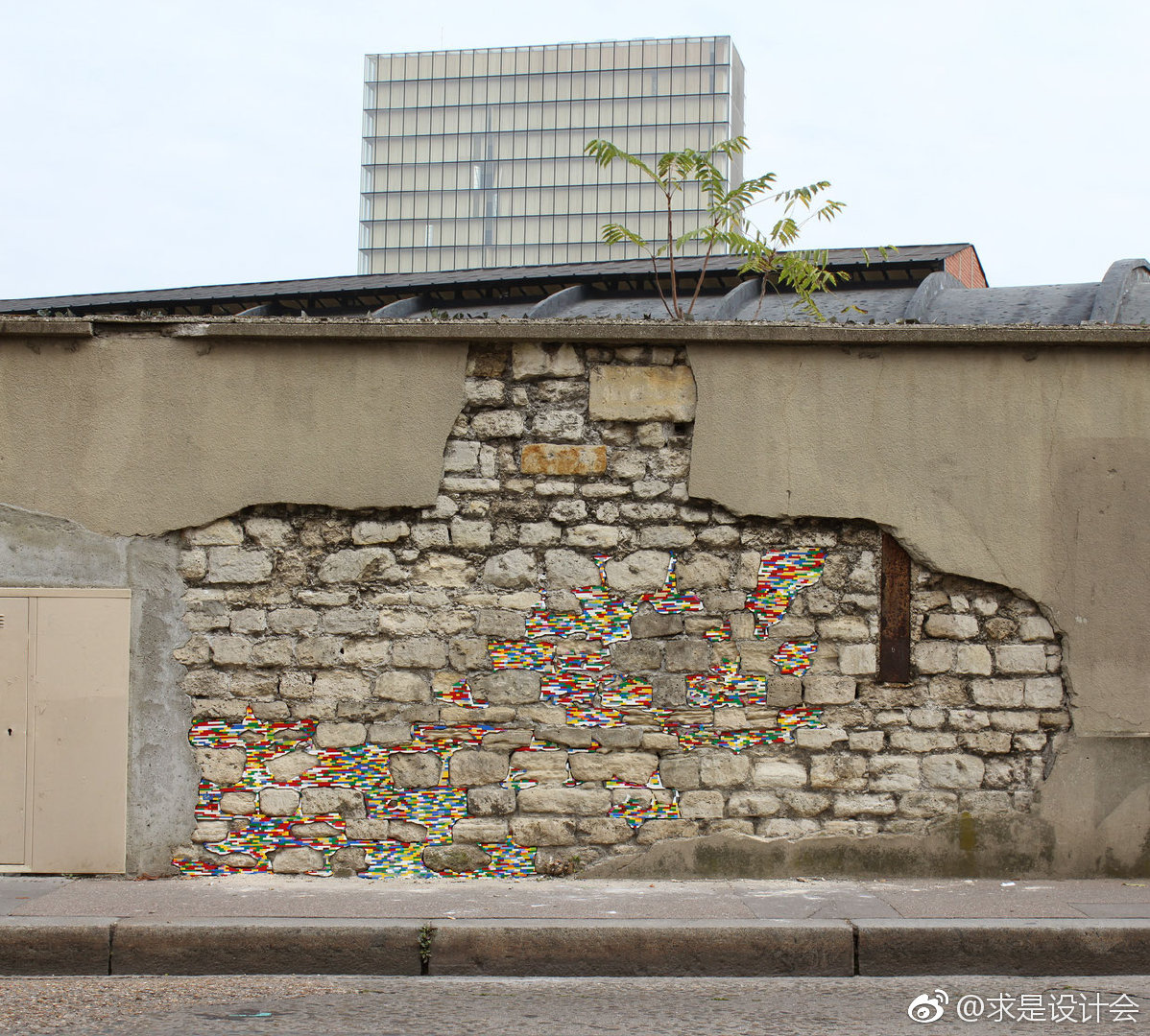 这位年轻的街头艺术家从2007年开始,在世界各地寻找墙壁和建筑结构中