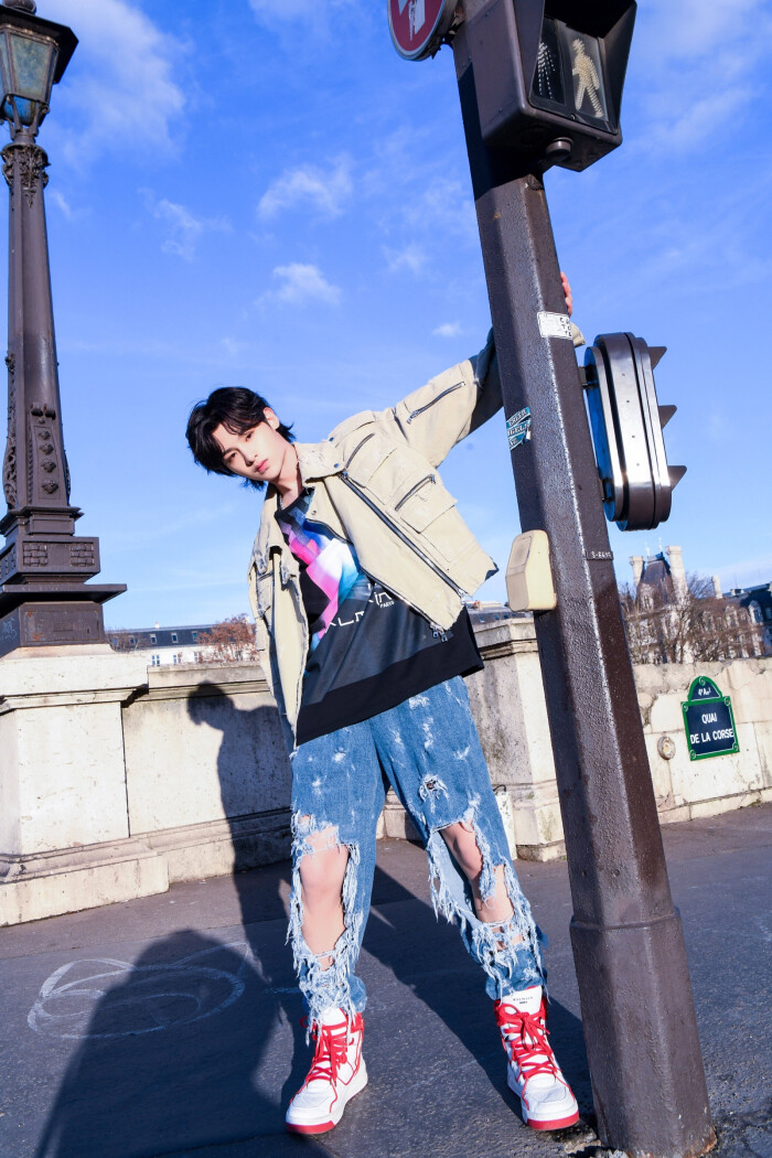 黄明昊 贾富贵 justin 法国巴黎街头的帅tin