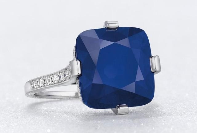 Royal Blue,turquoise blue 产自克什米尔,未经过加热处理,呈「皇家蓝」(royal blue)色,戒托镶嵌