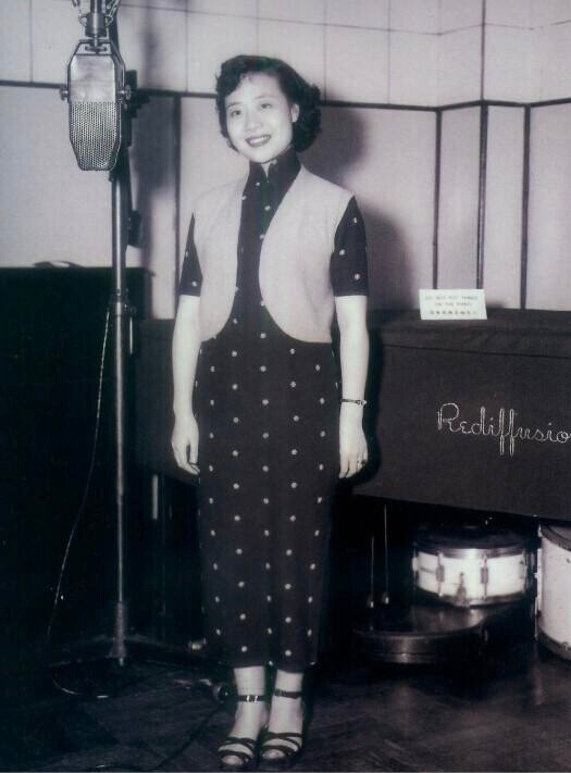 1951年,香港,"银嗓子"姚莉在演唱.