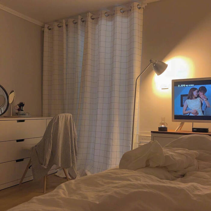 周五啦,就窝在暖暖的被窝里刷剧.ins:ggulhouse