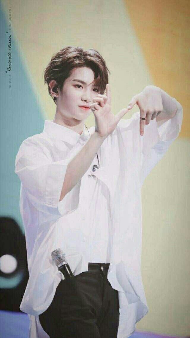 黄明昊 