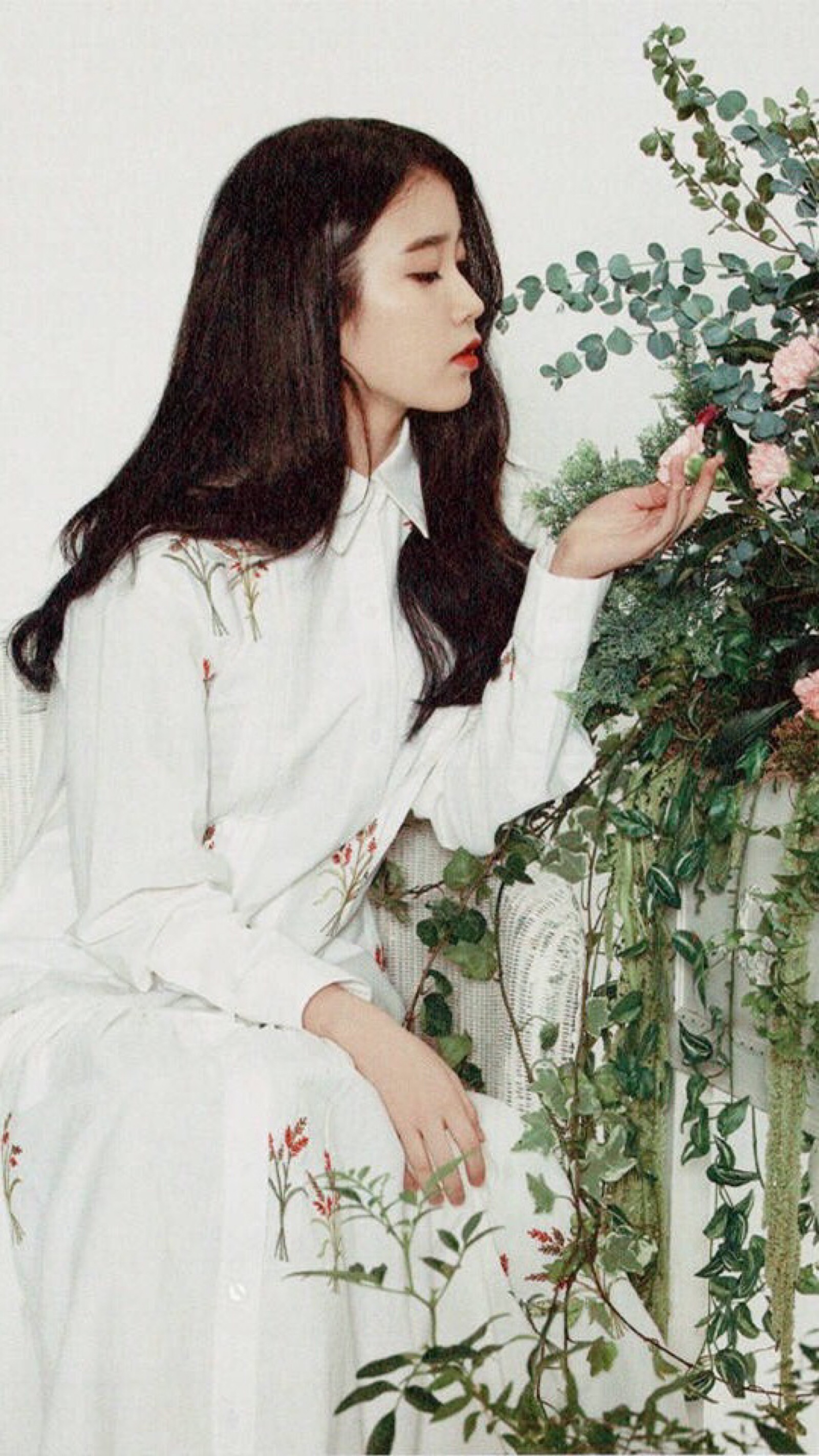 韩国明星 iu 女生头像 侧面侧颜 黑色长发 手机壁纸