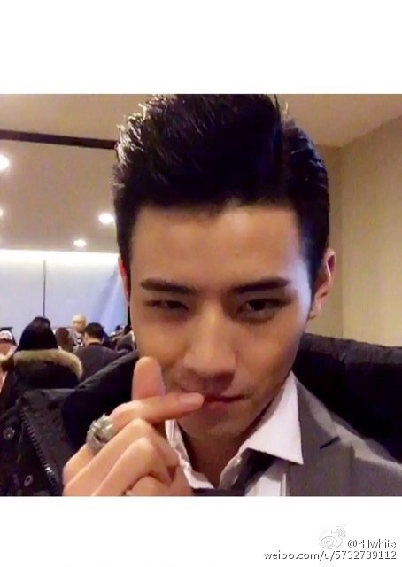 zero-g任豪poi 2015/11/18 20:39 视屏聊天也要帅[偷笑][偷笑][偷笑]