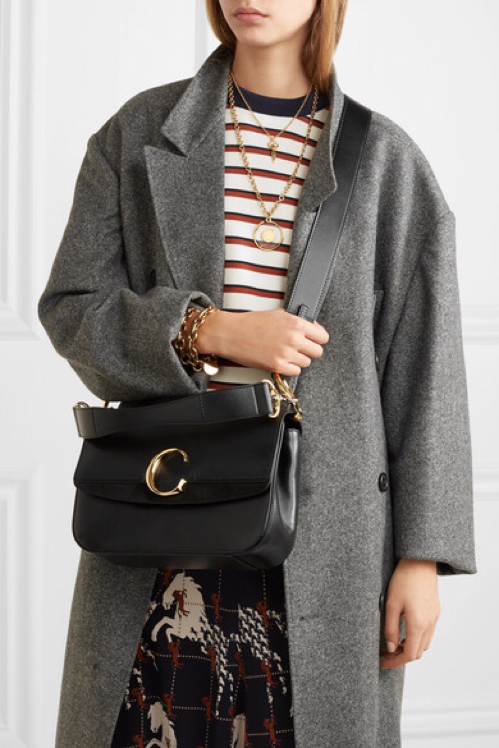 它采用富有弹力的皮革和绒面革于意大利制成,既可