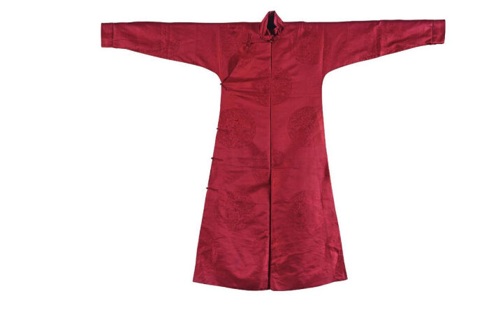 暗紫色袍面满织团龙纹暗花,提花清晰,料面光洁平滑.