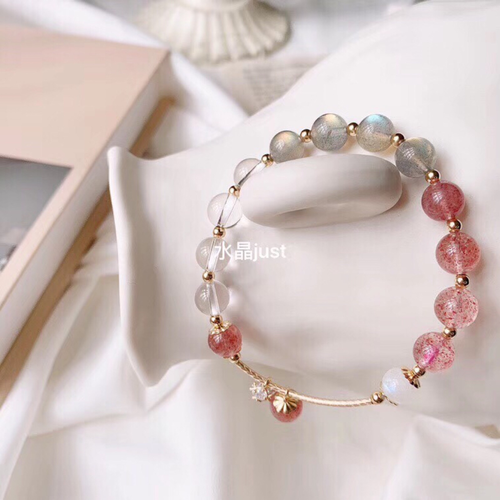 水晶手链分享～超级夏天超级好看的一个款式,草莓晶月光石绝佳搭配
