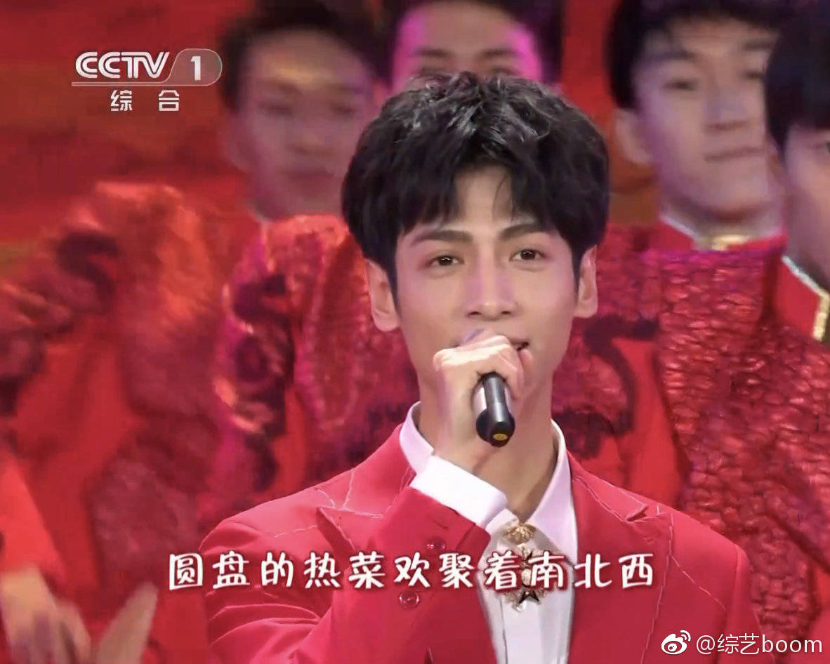 张彬彬罗云熙同框#合唱上,魏允熙罗云熙李沁都穿了红色的,唯独张彬彬