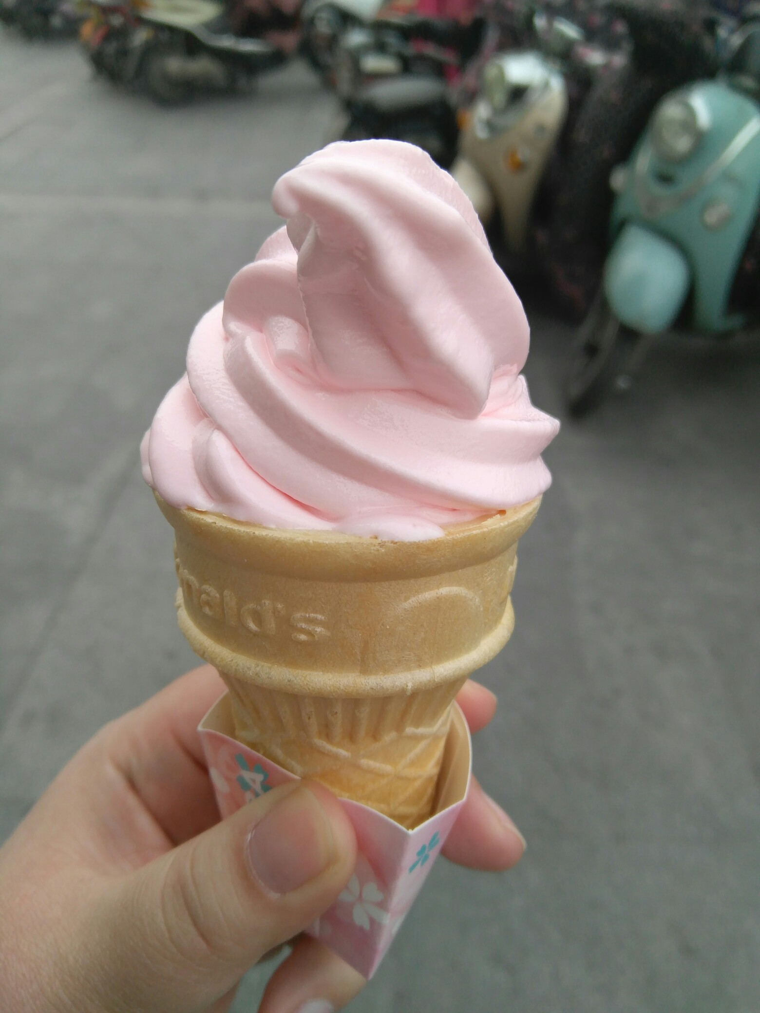樱花圆筒冰淇淋 味道还行 香精味比较重