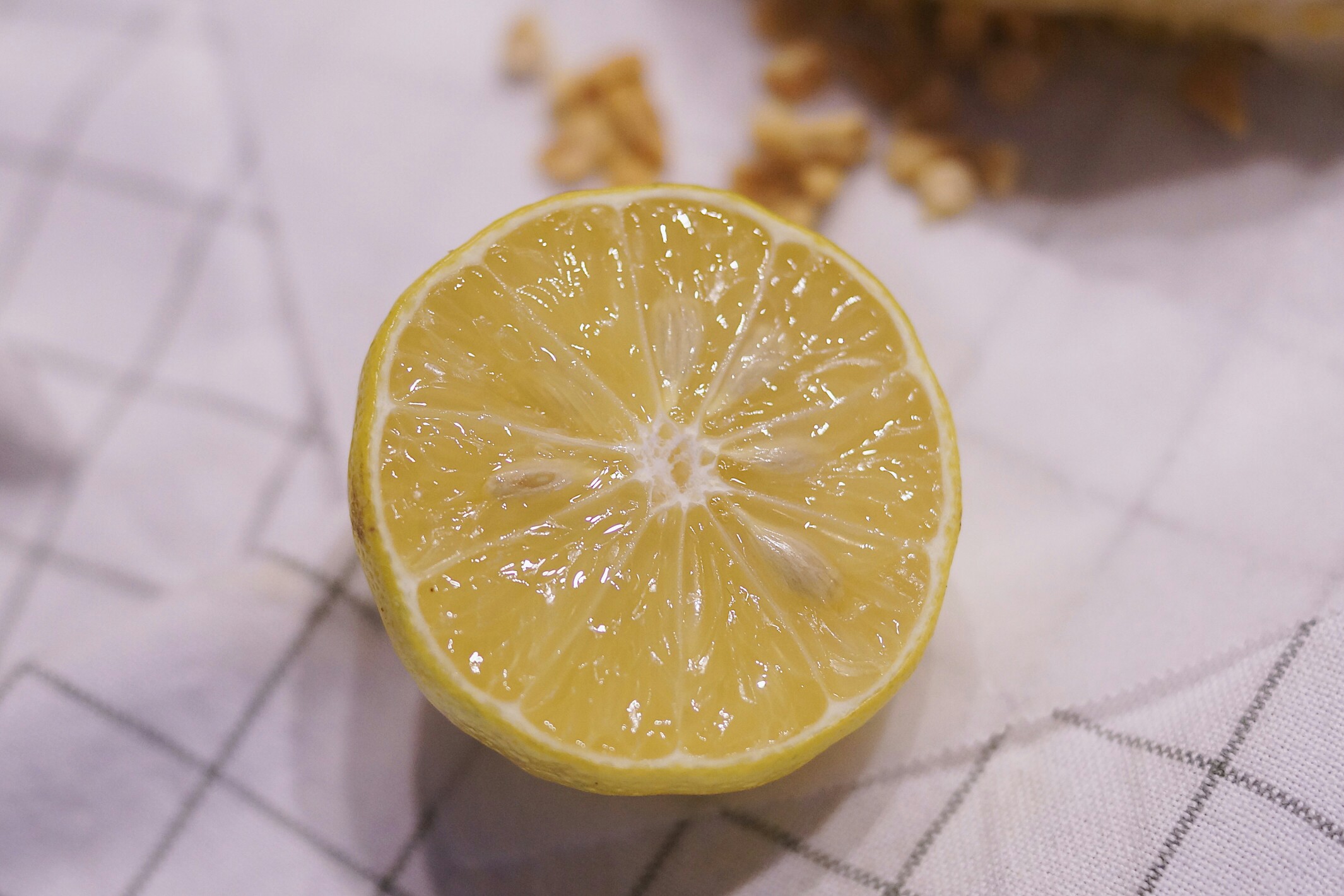你咬了一口柠檬 说它酸 不好吃 但是你不知道 那是柠檬的全部