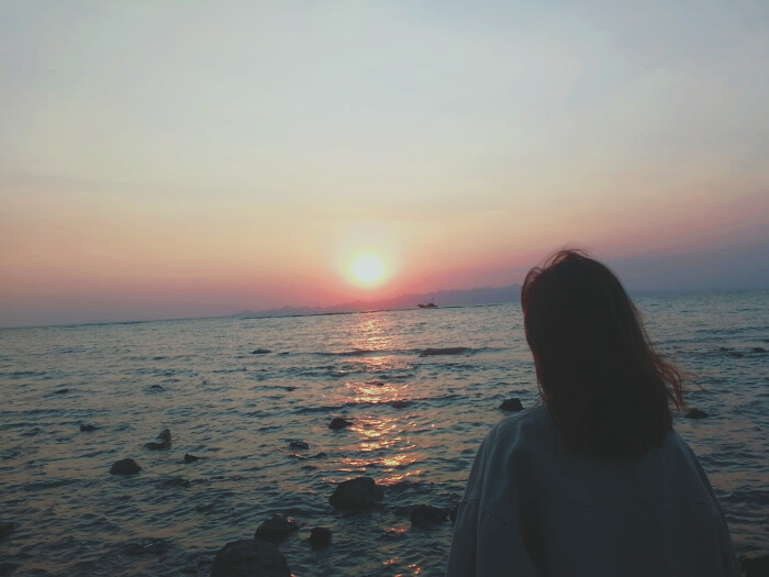 夕阳图片一个人海边图片