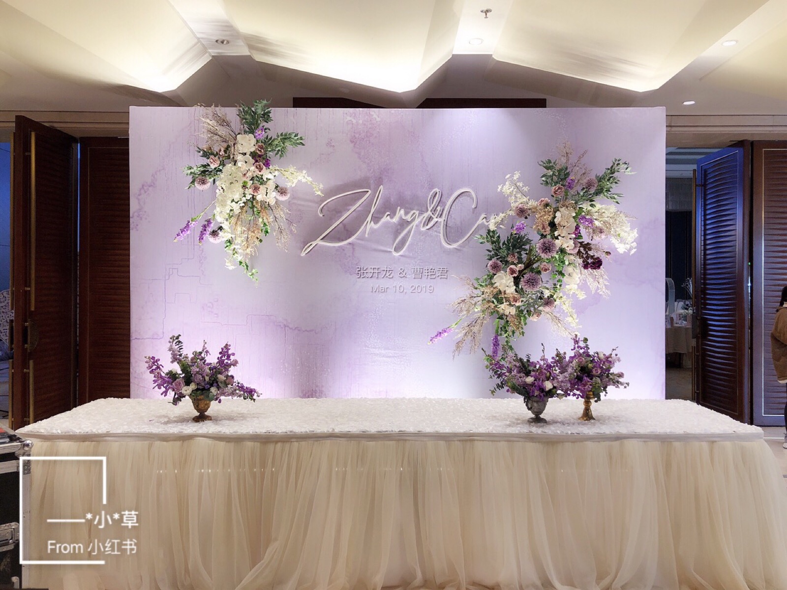 婚礼类型:室内婚礼 婚礼风格:传统西式 婚礼灵感:月牙湾湖旁的迷蝶紫
