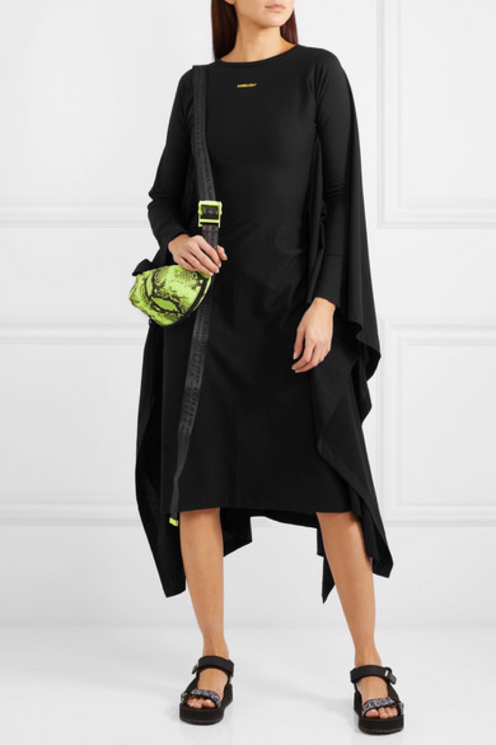 ambush 创意总监 yoon ahn 认为,海浪中的潮起潮落好比有苦有笑的人生