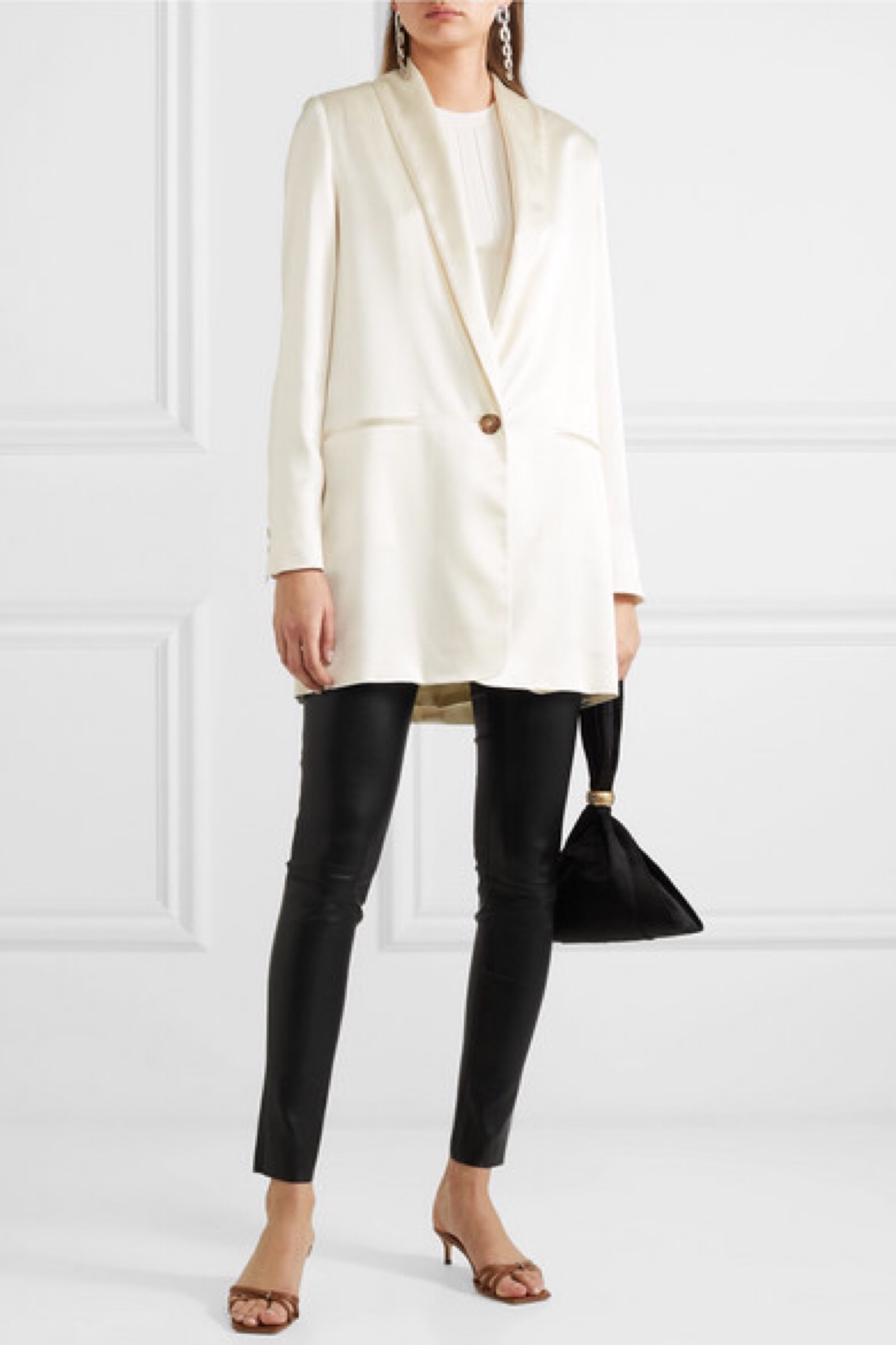 建议以略宽 t 恤或大廓形毛衣来平衡它的修身效果.