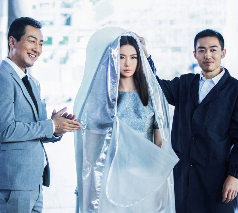 比起剧照,大家应该更在意的是《完美芯机人》改名《你好,安怡》吧,这