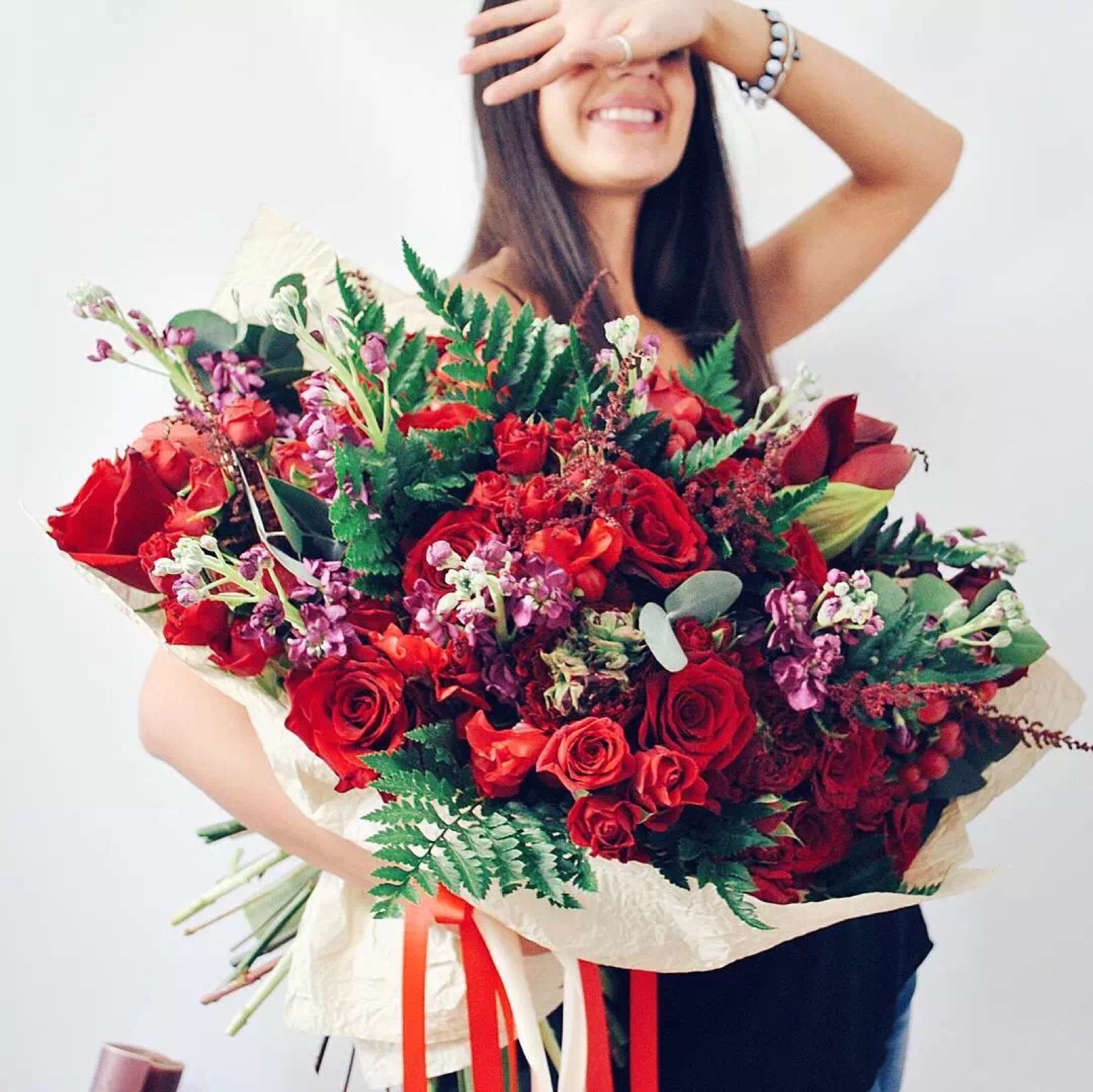 送男人的花束主要以红色系为主,在俄罗斯红色象征着胜利,勇敢.