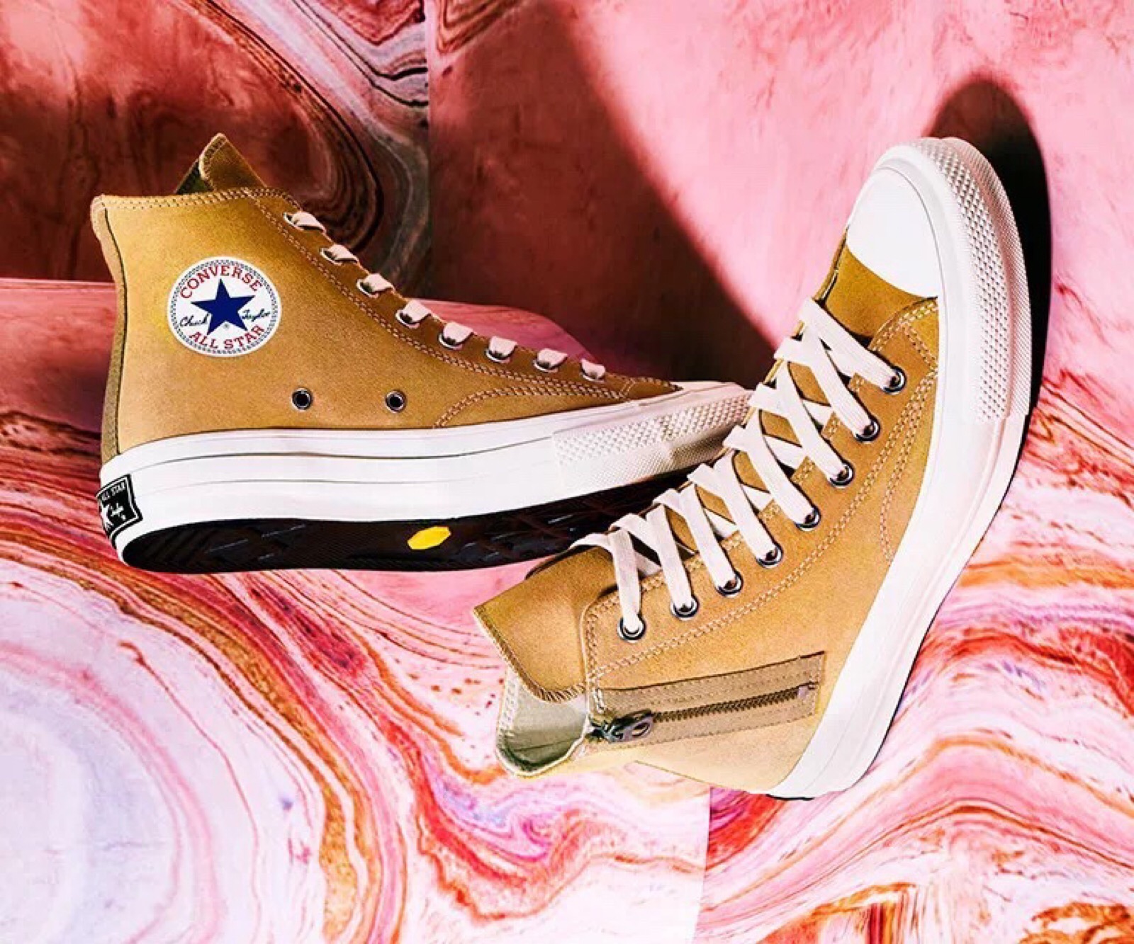 此次全新企划所推出的鞋款名为 chuck taylor suede