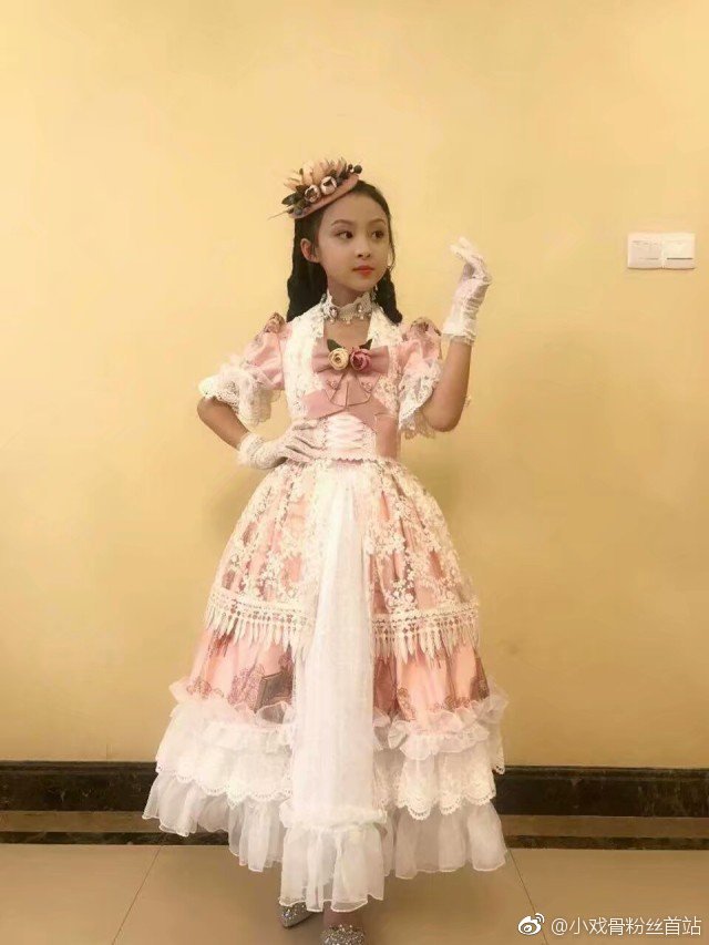 周漾玥 
