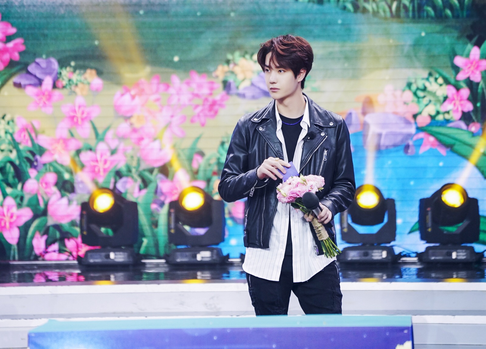 官博更博:#王一博# · #天天向上王一博