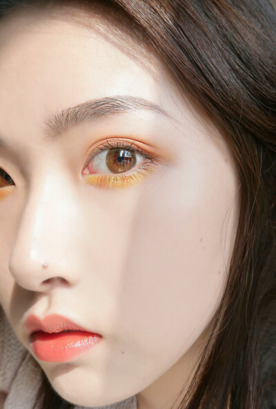 今日推荐 con:巧克力中央是让瞳孔看起来很美的浅色设计,透亮边缘使