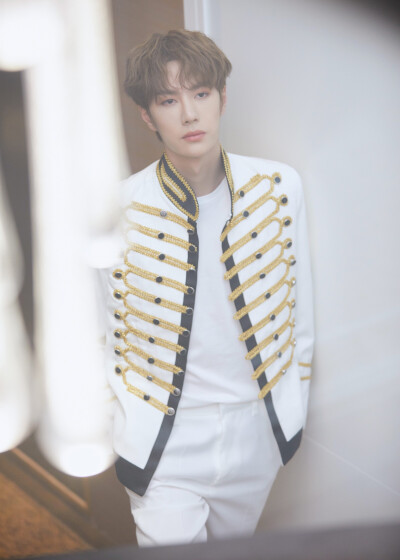 王一博# 从童话故事里走出来的白马王子梦幻之夜,与@uniq-王一博