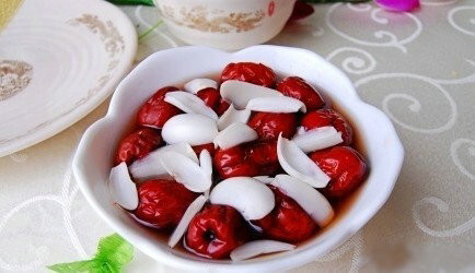 【简单的女人补气血食疗方法】1.红枣10粒…-