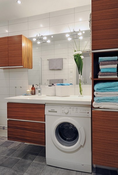 卫生间注重收纳,洗衣机嵌入柜台中,方便实用。