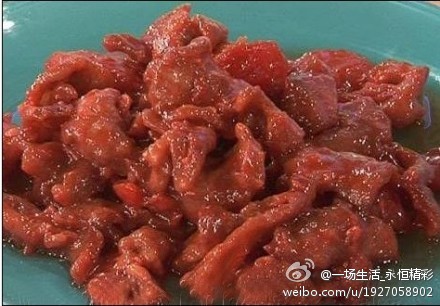 杏干肉怎么做:1.将瘦猪肉切成铜钱大小薄厚…