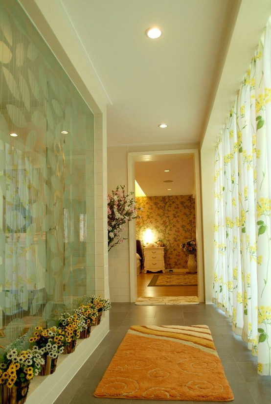 大窗户设计保障光照条件,让室内过道空间清…