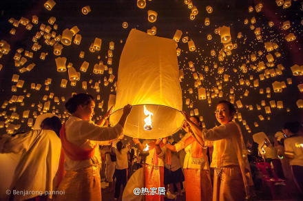 天灯~ (今日七月十五 中元节;图为泰国水灯节场景,来自piccsy)