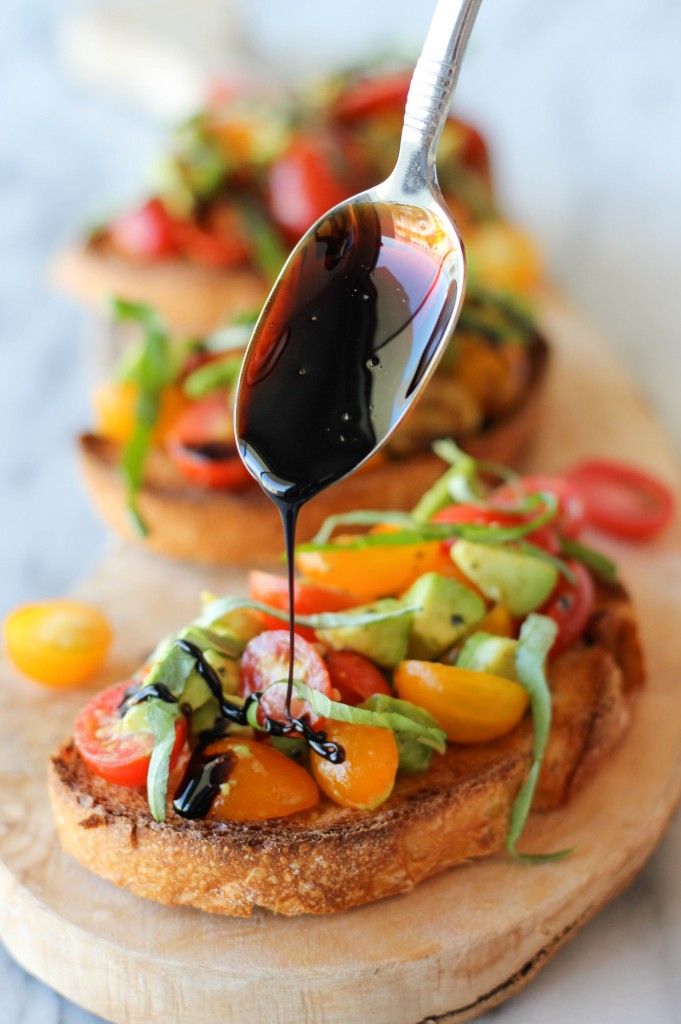 avocado bruschetta with balsamic reduc