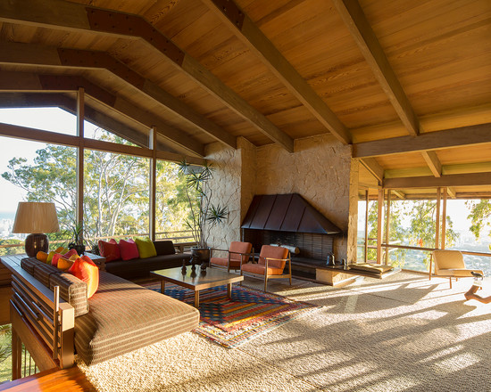 高而明亮的客厅,全是木质屋顶,欧美乡间别墅的感觉,非常漂亮!