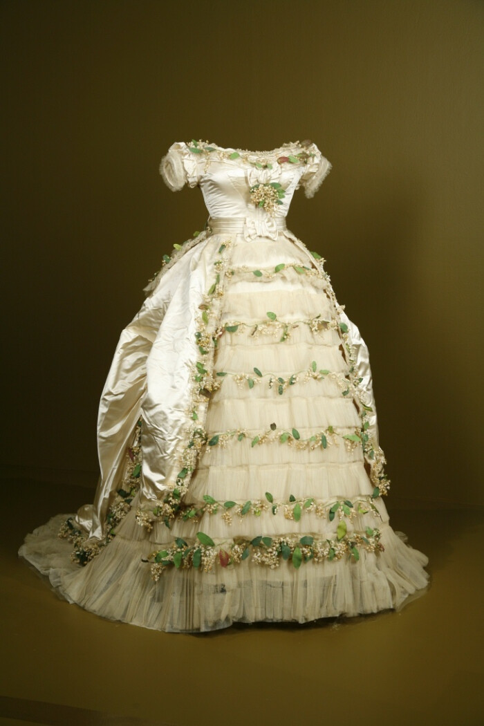 1869 wedding gown of Elisabeth of Wied, …-堆