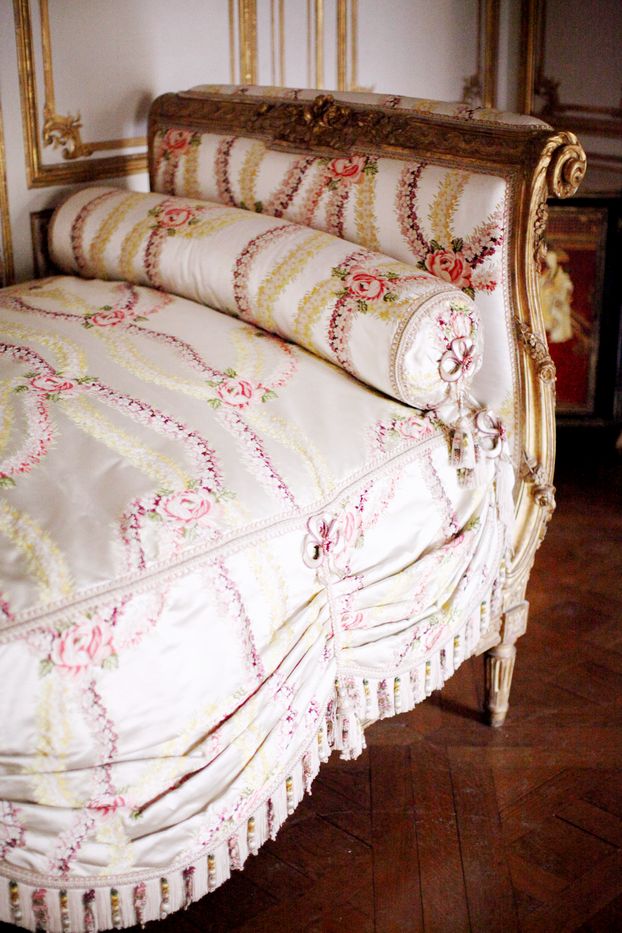 French Empire styled daybed; I am in love!