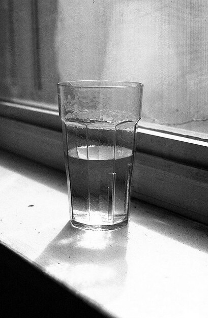 用一杯水的单纯,面对一辈子的复杂.