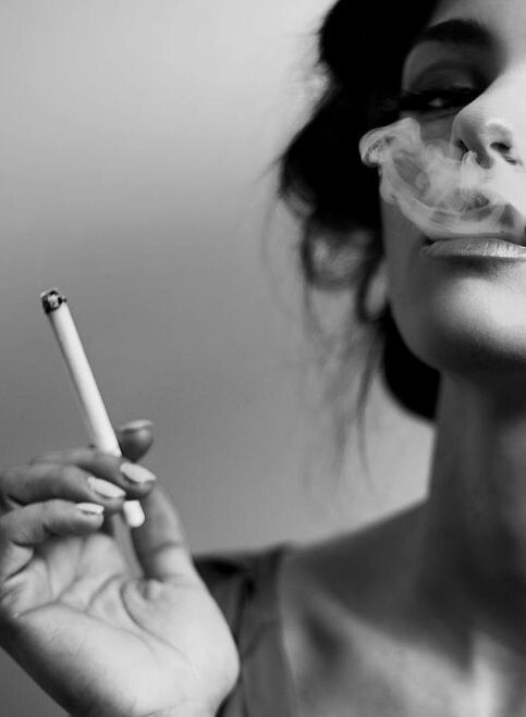 烟恋上了手指,手指却把香烟给了嘴唇,香烟亲吻着嘴唇,内心却给了肺,肺