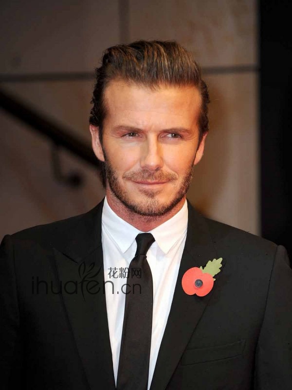 大卫·贝克汉姆 (david beckham) 佩戴"罂粟花胸针"帅气现身《gq》