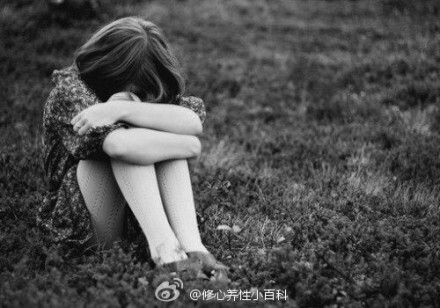 累了就蹲下来自己抱抱自己.