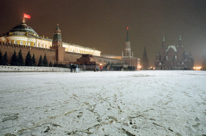 91年12月21日,星期六晚上,在莫斯科红场上,苏联国旗在克里姆林宫上空