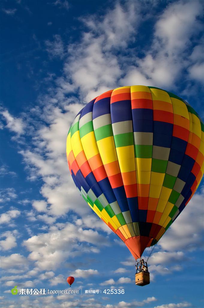 蓝天下的热气球高清图片