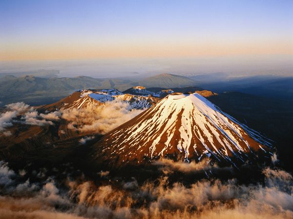 新西兰瑙鲁赫伊山